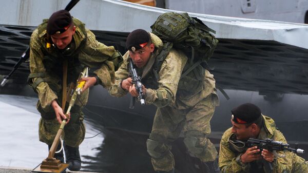 Высадка подразделения морской пехоты Тихоокеанского флота с борта десантного катера - Sputnik Latvija