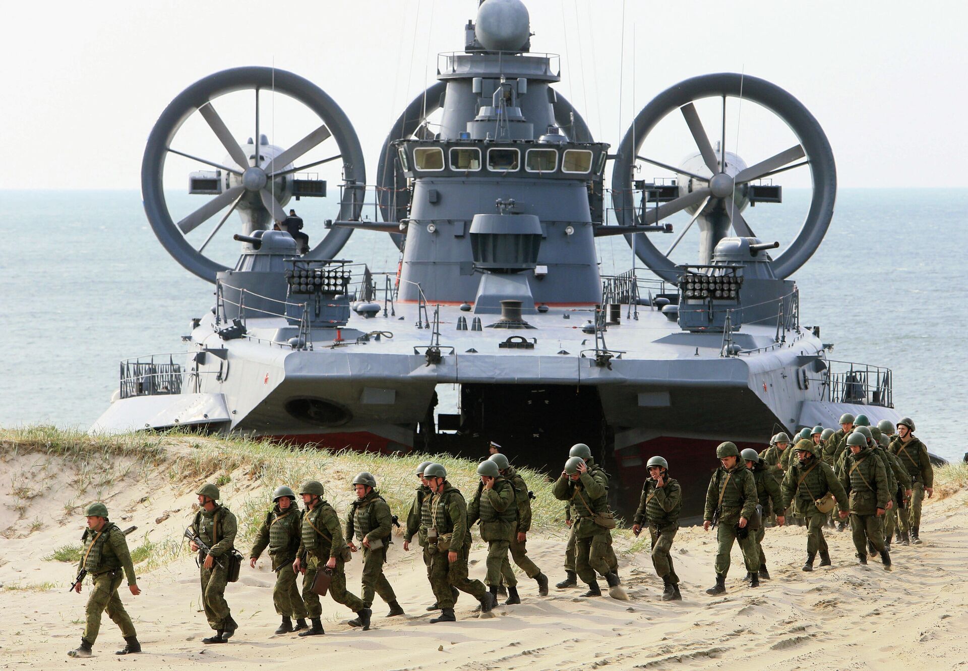 Малый десантный корабль на воздушной подушке (МДКВП) Мордовия и бронетранспортер БТР-80 на совместных российско-белорусских учениях Щит союза — 2015 в Калининградской области Малый десантный корабль на воздушной подушке (МДКВП) Мордовия и бронетранспортер БТР-80 на совместных российско-белорусских учениях Щит союза — 2015 в Калининградской области - Sputnik Latvija, 1920, 27.11.2021