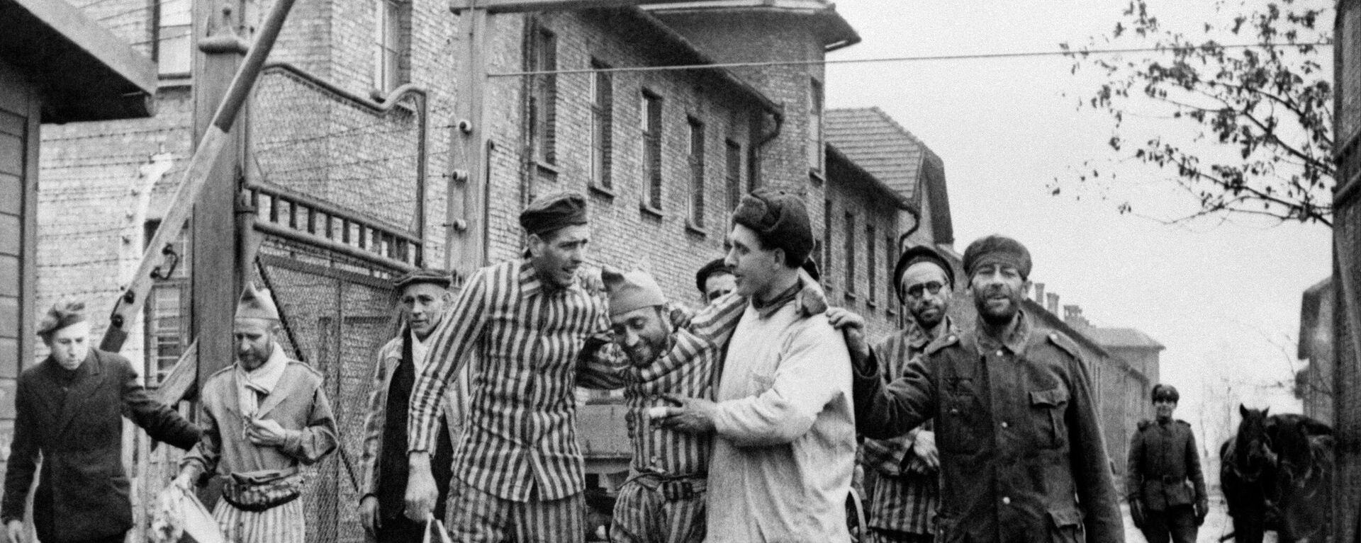 Освобождение нацистского концентрационного лагеря Освенцим (Аушвиц) войсками 1-го Украинского фронта во взаимодействии с войсками 4-го Украинского фронта в ходе Висло-Одерской операции - Sputnik Latvija, 1920, 13.11.2021