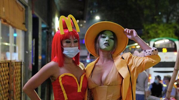 Девушки в костюмах для Хэллоуина в Гонконге - Sputnik Latvija