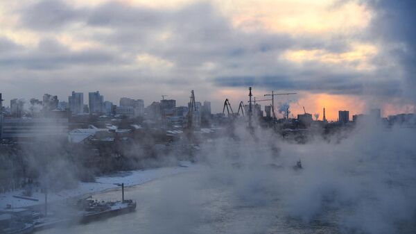 Морозный пар над Обью в Новосибирске. Утром третьего ноября температура в городе опускалась до минус 18 градусов - Sputnik Latvija