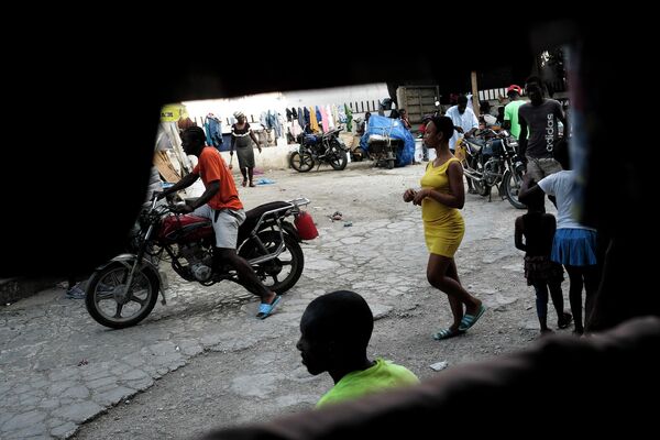 Haitieši pametuši mājas bandu dzīti un mēģina atrast patvērumu Portoprensā. Daudzi spiesti patverties pārpildītās skolās, baznīcās un sporta centros Haitieši pametuši mājas bandu dzīti un mēģina atrast patvērumu Portoprensā. Daudzi spiesti patverties pārpildītās skolās, baznīcās un sporta centros - Sputnik Latvija