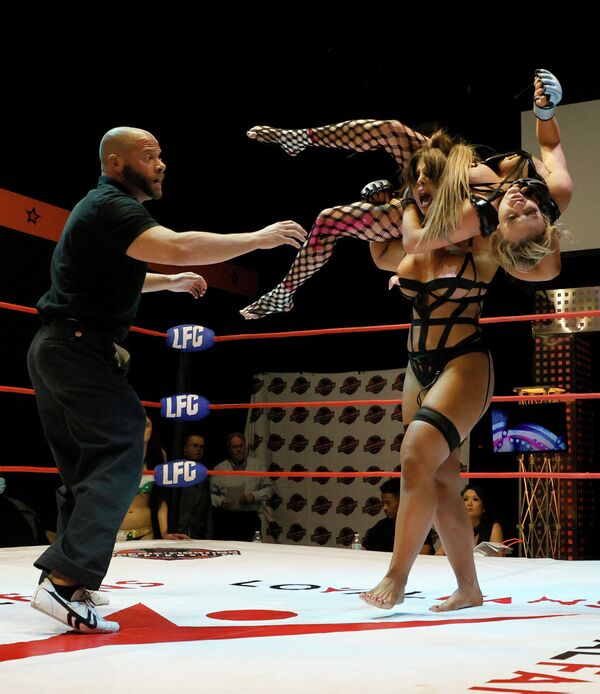 Tienesis apturēja divcīņu čempionātā cīņās apakšveļā "Lingerie Fighting Championships 35: Booty Camp 3D" Lasvegasā Tienesis apturēja divcīņu čempionātā cīņās apakšveļā "Lingerie Fighting Championships 35: Booty Camp 3D" Lasvegasā - Sputnik Latvija