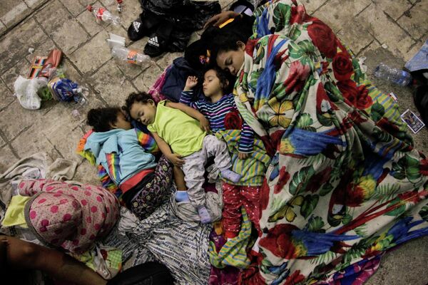 Migrantu ģimene Meksikā Migrantu ģimene Meksikā - Sputnik Latvija