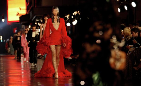 Modele "Gucci Love Parade" demonstrācijā Losandželosā Modele "Gucci Love Parade" demonstrācijā Losandželosā - Sputnik Latvija