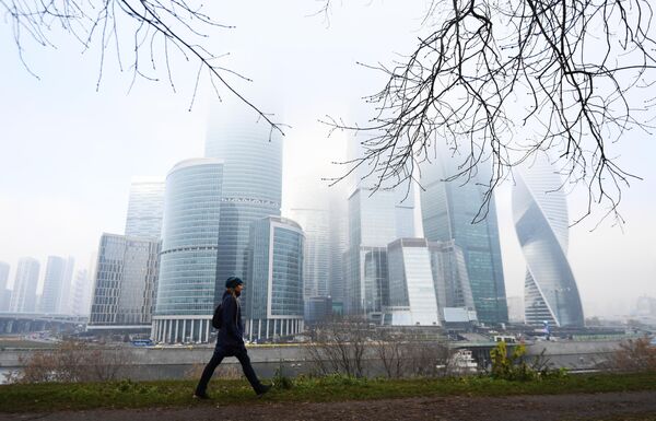 Skats no Tarasa Ševčenko krastmalas uz lietišķo centru "Moscow City". Virs Maskavas apmēram diennakti turējās bieza migla Skats no Tarasa Ševčenko krastmalas uz lietišķo centru "Moscow City". Virs Maskavas apmēram diennakti turējās bieza migla - Sputnik Latvija