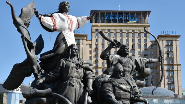 Памятник основателям Киева на площади Независимости в столице Украины - Sputnik Латвия