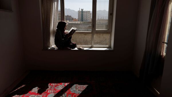 20-летняя студентка Хава читает книгу на подоконнике своего дома в Кабуле, Афганистан - Sputnik Latvija
