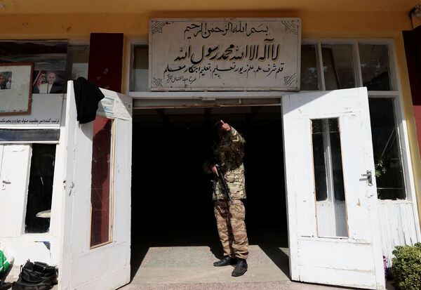 "Taliban"* kaujinieks pie ieejas skolā. "Taliban"* kaujinieks pie ieejas skolā. - Sputnik Latvija
