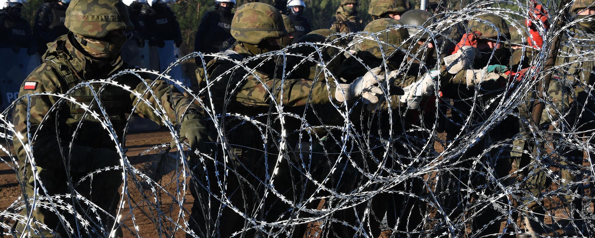 Польские военнослужащие устанавливают забор из колючей проволоки на польско-белорусской границе - Sputnik Латвия, 1920, 20.12.2021