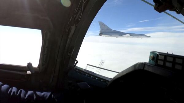 Gaisa patruļa: Baltkrievijas debesīs – Krievijas bumbvedēji Tu-22M3 - Sputnik Latvija