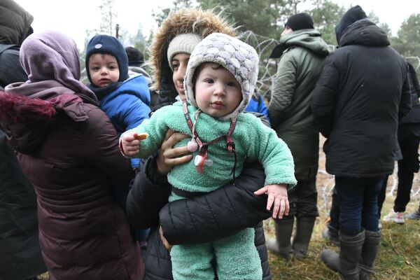 Дети-беженцы на белорусско-литовской границе Дети-беженцы на белорусско-литовской границе - Sputnik Латвия