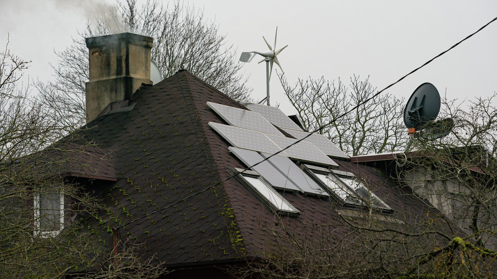 Солнечные панели, ветрогенератор и печное отопление частного дома в Риге - Sputnik Латвия, 1920, 12.12.2021