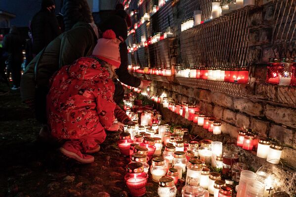 В День Лачплесиса рижане зажигают свечи у Рижского замка В День Лачплесиса рижане зажигают свечи у Рижского замка - Sputnik Латвия