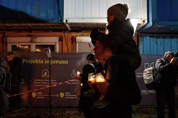 В День Лачплесиса рижане зажигают свечи у Рижского замка В День Лачплесиса рижане зажигают свечи у Рижского замка - Sputnik Латвия