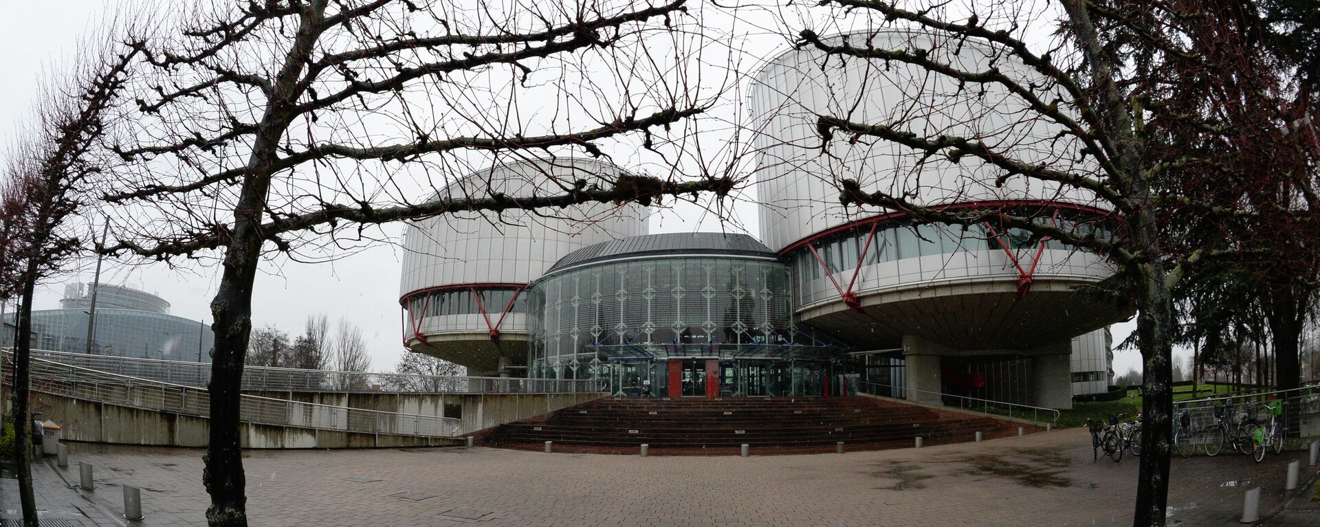 Дворец прав человека (1995 г.) в Страсбурге, в здании которого расположен Европейский суд по правам человека - Sputnik Латвия, 1920, 12.11.2021