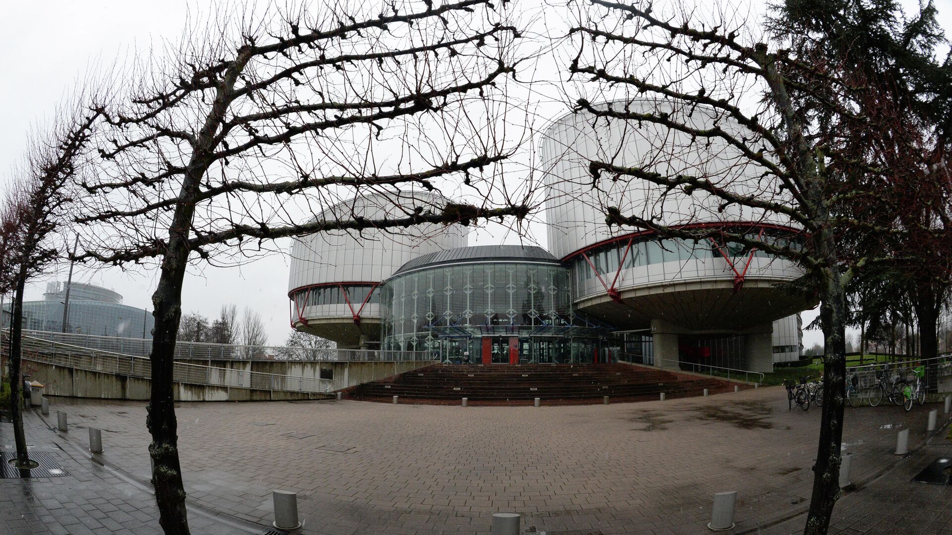 Дворец прав человека (1995 г.) в Страсбурге, в здании которого расположен Европейский суд по правам человека - Sputnik Латвия, 1920, 17.03.2022