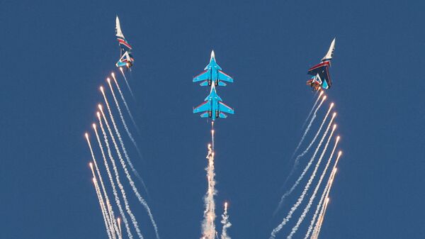 Российская пилотажная группа Русские витязи во время выступления в летной программе Dubai Airshow 2021 - Sputnik Латвия