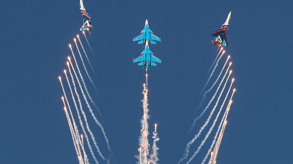 Российская пилотажная группа Русские витязи во время выступления в летной программе Dubai Airshow 2021 - Sputnik Latvija