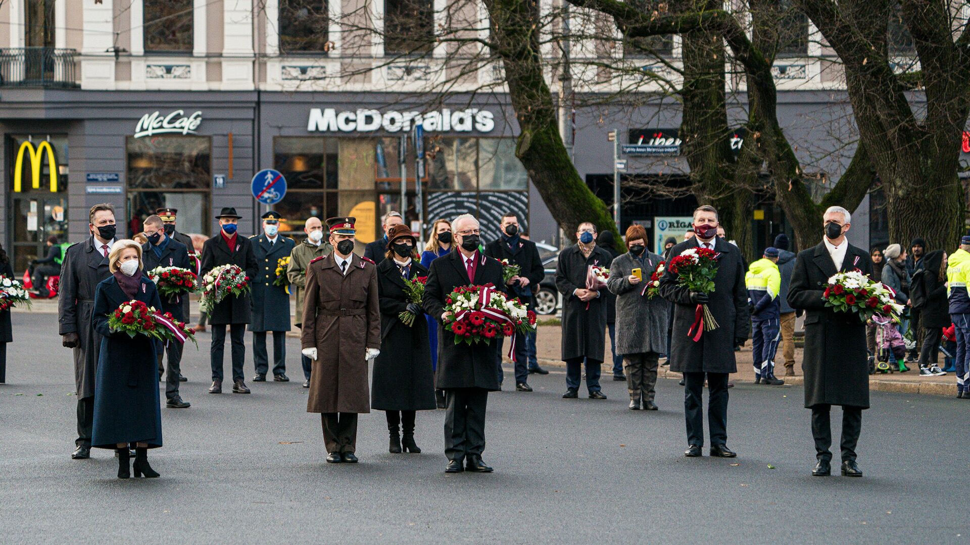 В Латвии отмечают День независимости. Руководители государства возложили цветы к памятнику Свободы В Латвии отмечают День независимости. Руководители государства возложили цветы к памятнику Свободы - Sputnik Латвия, 1920, 18.11.2021