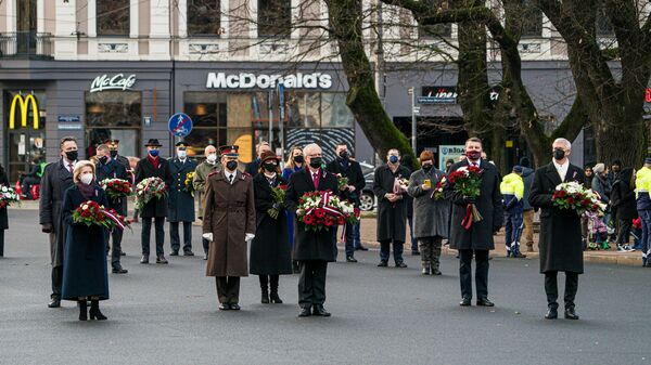 В Латвии отмечают День независимости. Руководители государства возложили цветы к памятнику Свободы - Sputnik Латвия