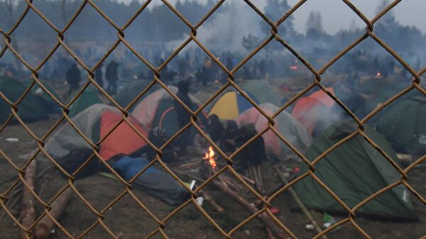 Лагерь нелегальных мигрантов на белорусско-польской границе - Sputnik Латвия