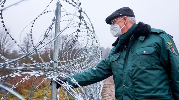 Премьер-министр Латвии Кришьянис Кариньш на латвийско-белорусской границе  - Sputnik Латвия