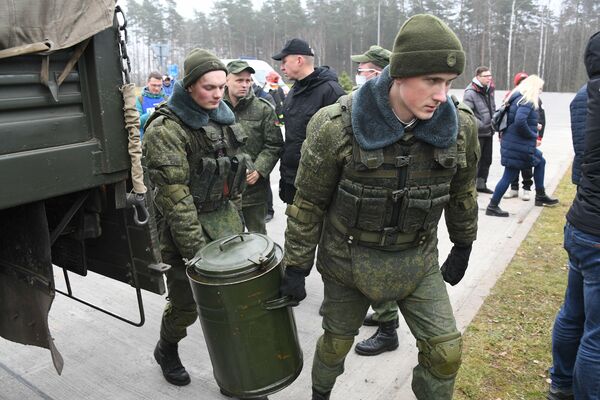 Белорусские военные привезли продукты к центру, где разместили мигрантов Белорусские военные привезли продукты к центру, где разместили мигрантов - Sputnik Латвия