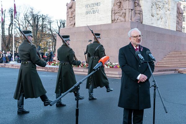 Президент Латвии Эгилс Левитс выступает с речью у памятника Свободы Президент Латвии Эгилс Левитс выступает с речью у памятника Свободы - Sputnik Латвия