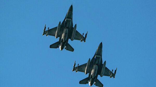 Пара истребителей F-16 на воздушном параде в честь Дня независимости Латвии - Sputnik Латвия