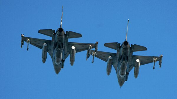 Пара истребителей F-16 на воздушном параде в честь Дня независимости Латвии - Sputnik Latvija