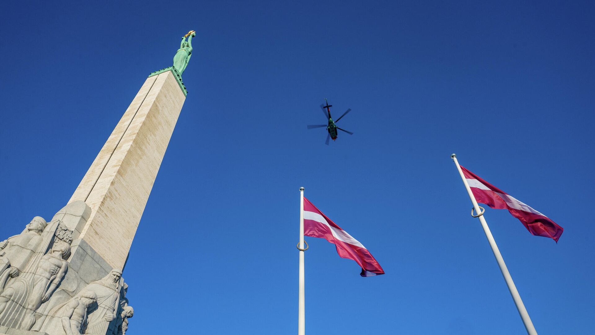 Вертолет Ми-17 над памятником Свободы на воздушном параде в честь Дня независимости Латвии - Sputnik Латвия, 1920, 04.05.2022