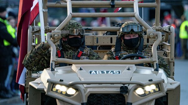 Латвийские военные на багги во время парада в честь Дня независимости Латвии - Sputnik Латвия