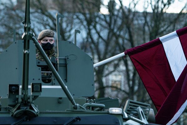 Латвийский военный во время парада в честь Дня независимости Латвии Латвийский военный во время парада в честь Дня независимости Латвии - Sputnik Латвия