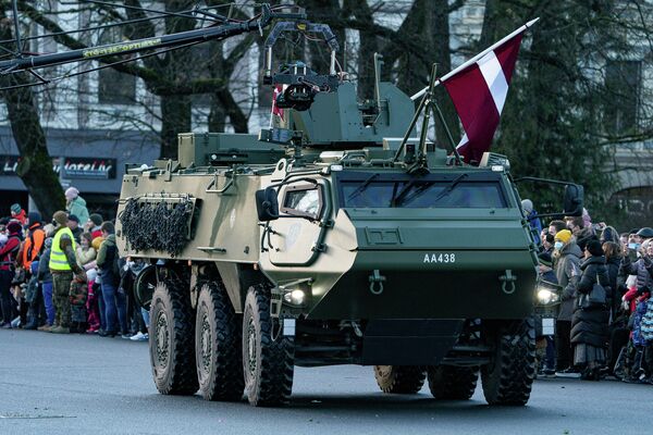 Латвийские бронетранспортеры Patria 6X6 во время парада в честь Дня независимости Латвии Латвийские бронетранспортеры Patria 6X6 во время парада в честь Дня независимости Латвии - Sputnik Латвия