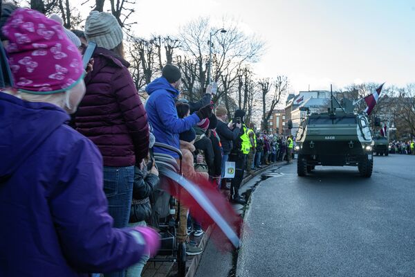 Латвийские бронетранспортеры Patria 6X6 во время парада в честь Дня независимости Латвии Латвийские бронетранспортеры Patria 6X6 во время парада в честь Дня независимости Латвии - Sputnik Латвия