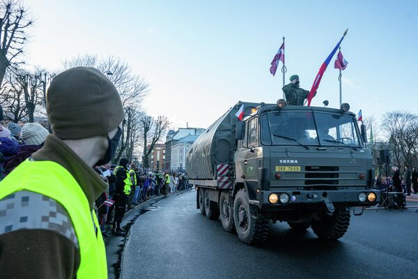 Чешские военные на параде в честь Дня независимости Латвии Чешские военные на параде в честь Дня независимости Латвии - Sputnik Латвия