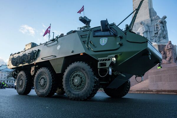 Латвийские бронетранспортеры Patria 6X6 во время парада в честь Дня независимости Латвии Латвийские бронетранспортеры Patria 6X6 во время парада в честь Дня независимости Латвии - Sputnik Латвия