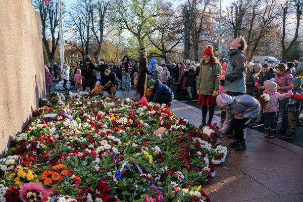 Рижане завалили подножие памятника Свободы цветами Рижане завалили подножие памятника Свободы цветами - Sputnik Латвия