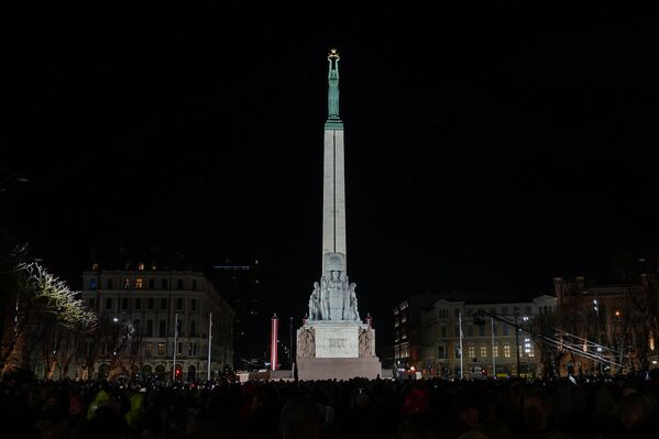 Памятник Свободы в День независимости Латвии Памятник Свободы в День независимости Латвии - Sputnik Латвия