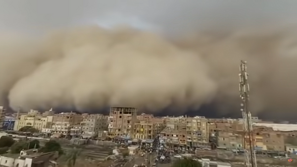 Ēģipti apņēmusi milza putekļu vētra: aculiecinieku video - Sputnik Latvija