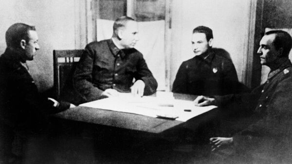 Sagūstītā feldmaršala Frīdriha Paulusa nopratināšana - Sputnik Latvija