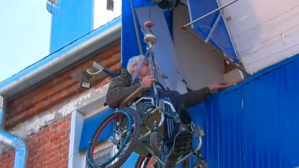 Пенсионер-колясочник построил лифт для подъема в квартиру через балкон - Sputnik Latvija