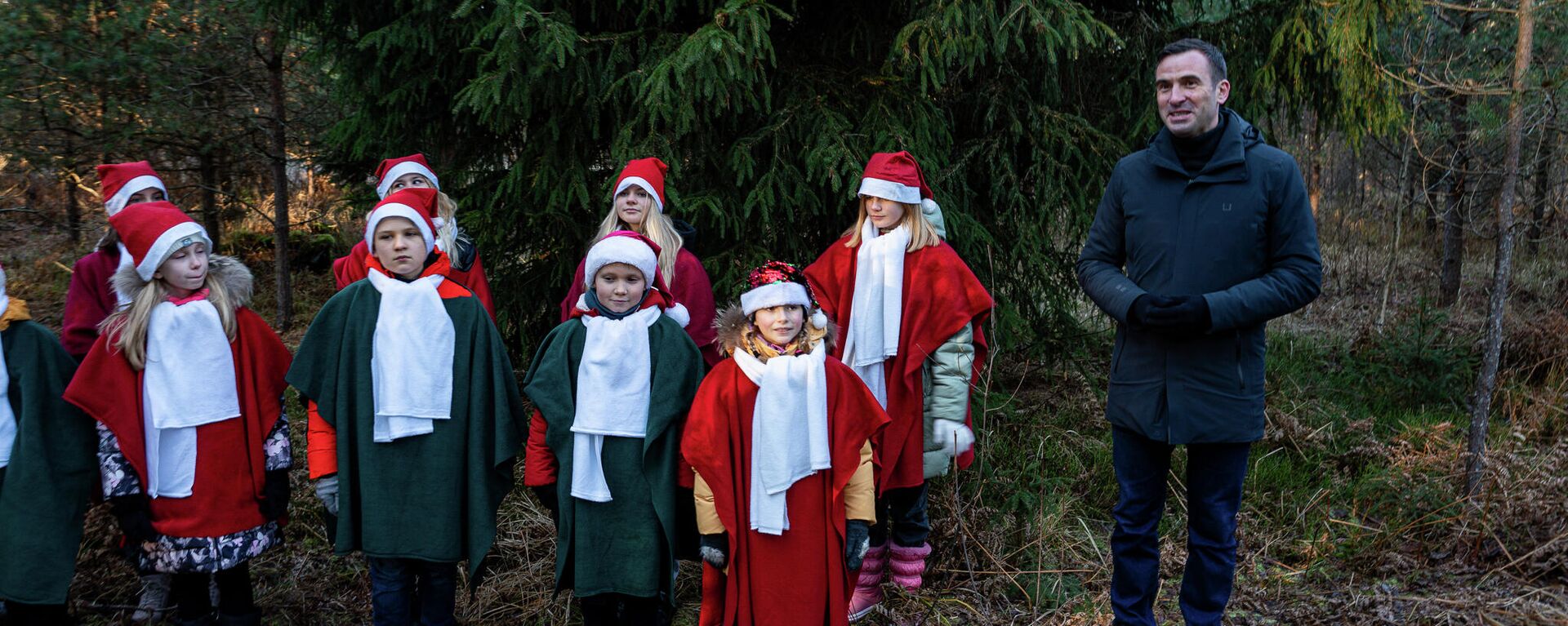 Мэр Риги Мартиньш Стакис вместе с детьми выбрал рождественские елки для Риги - Sputnik Латвия, 1920, 22.11.2021