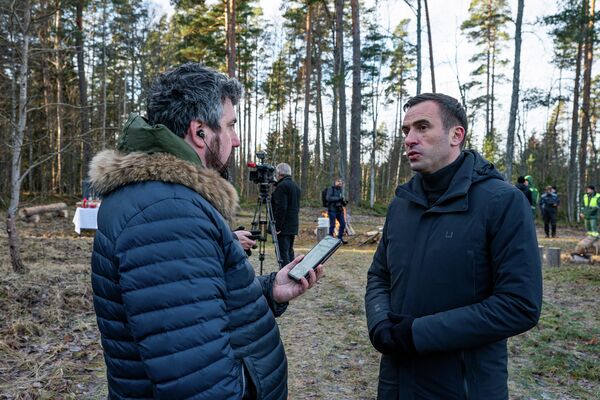 Мэр Риги Мартиньш Стакис общается с журналистами во время поездки в Тирельское лесничество Мэр Риги Мартиньш Стакис общается с журналистами во время поездки в Тирельское лесничество - Sputnik Латвия