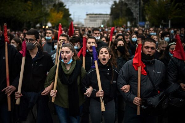 Protesta gājiens pie ASV vēstniecības Atēnās Protesta gājiens pie ASV vēstniecības Atēnās - Sputnik Latvija