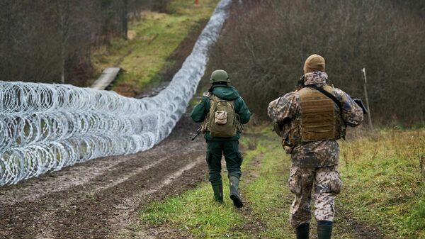 Пограничники патрулируют латвийско-белорусскую границу - Sputnik Латвия