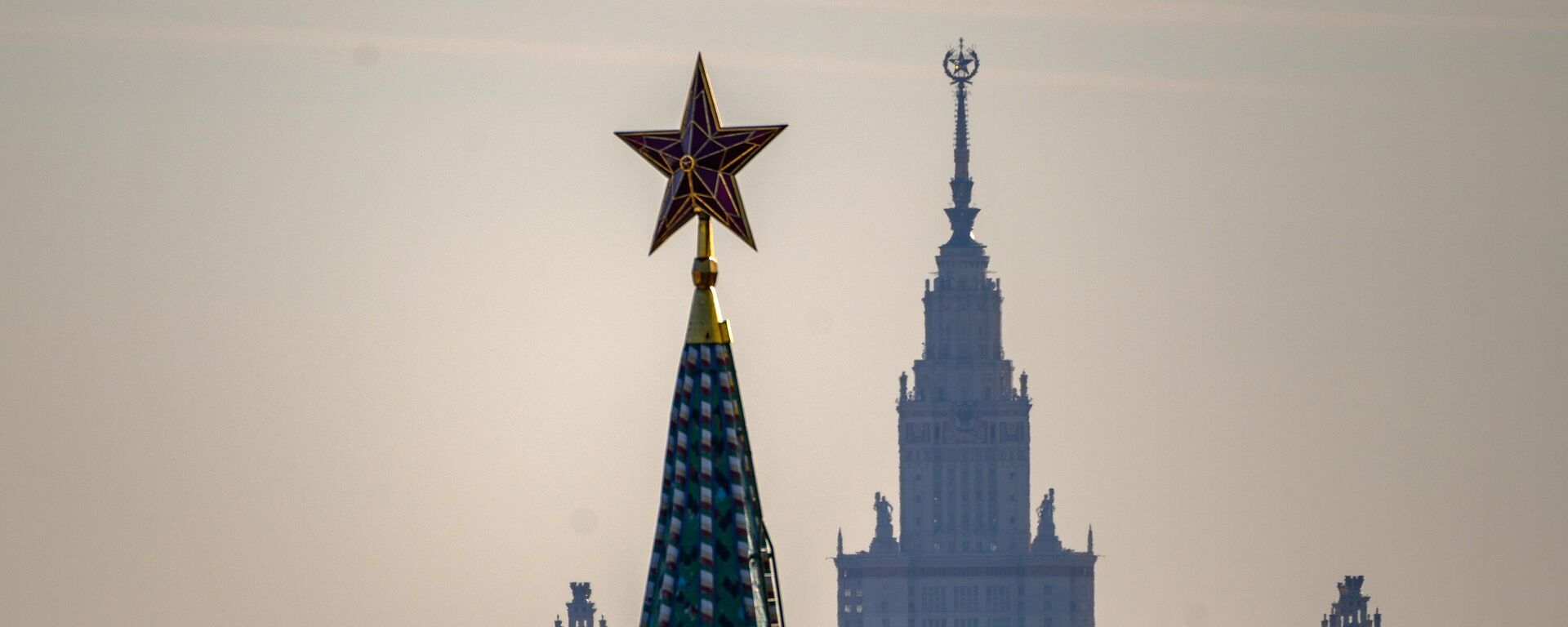 Вид с Колокольни Ивана Великого на Водовзводную башню Московского Кремля и здание МГУ - Sputnik Латвия, 1920, 19.05.2023