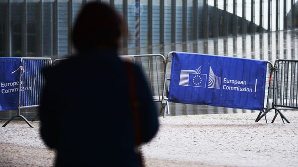 Логотип Евросоюза на ограждении возле здания штаб-квартиры Европейского парламента в Брюсселе - Sputnik Latvija