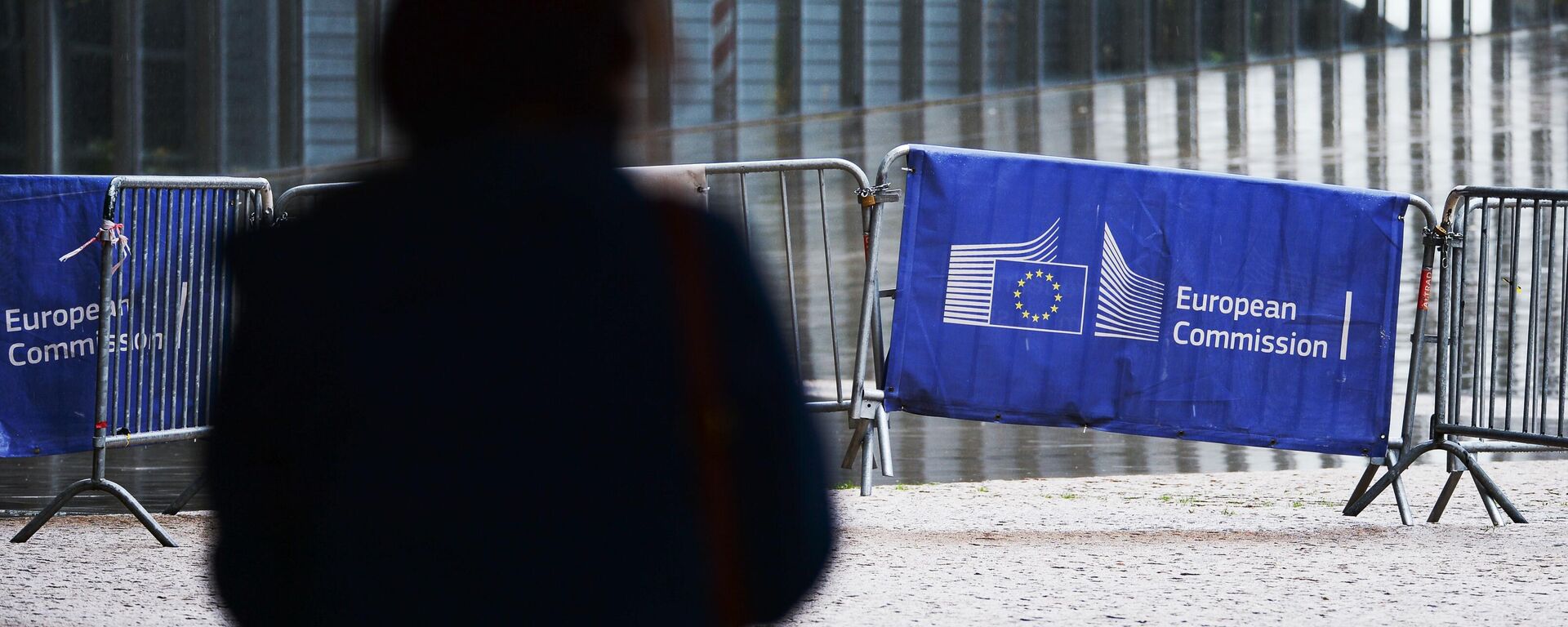 Логотип Евросоюза на ограждении возле здания штаб-квартиры Европейского парламента в Брюсселе - Sputnik Латвия, 1920, 13.03.2022